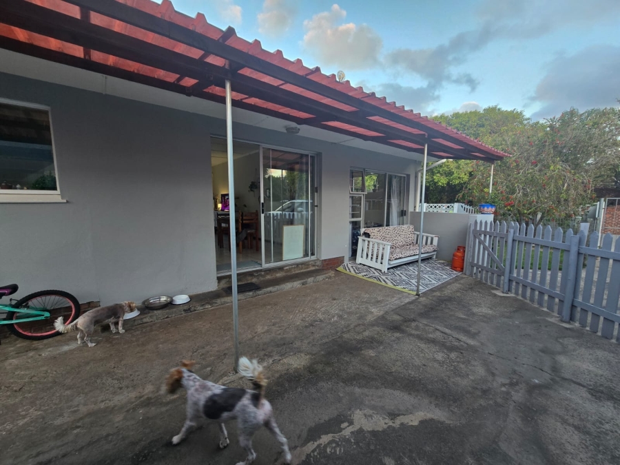 To Let 3 Bedroom Property for Rent in Sunrise On Sea Eastern Cape